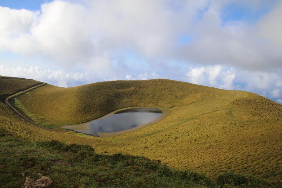 Mit etwas Sonne wirkt der Lagoa da Rosada doch viel besser
