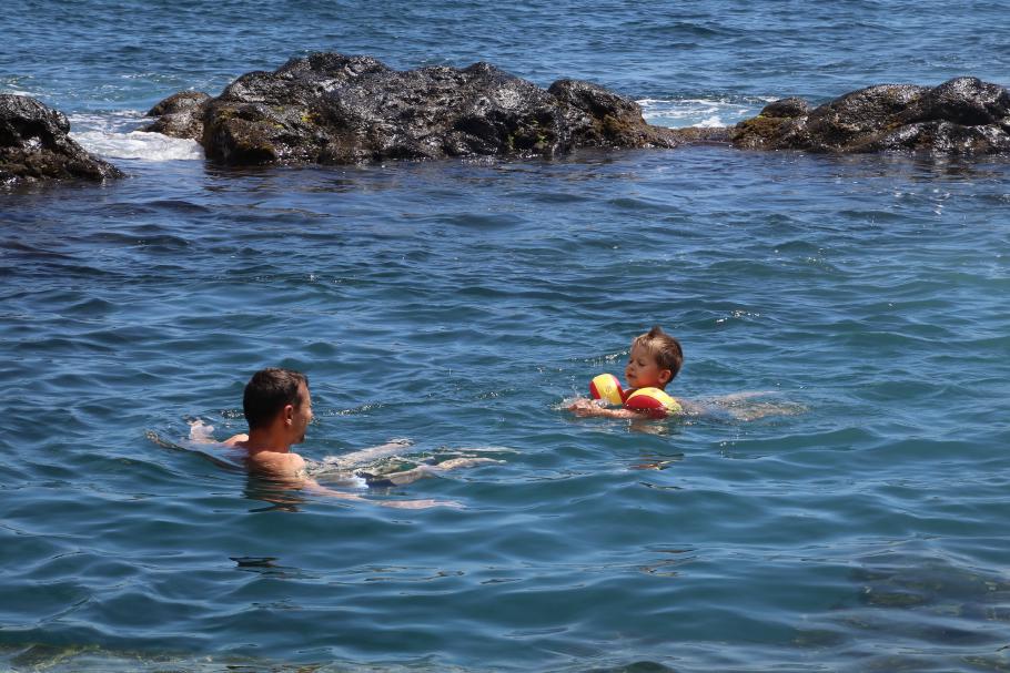 Mattis übt fleißig Schwimmbewegungen