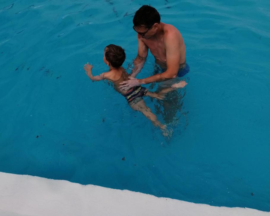 Wir machen Schwimmübungen