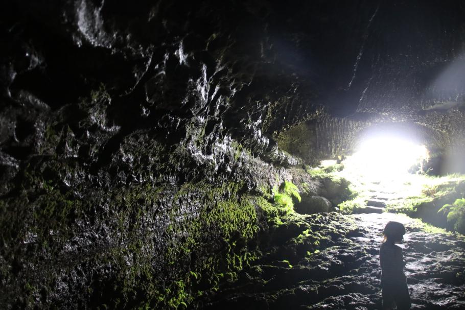 An den Wänden sieht man noch, wie das Gestein entlang geflossen ist
