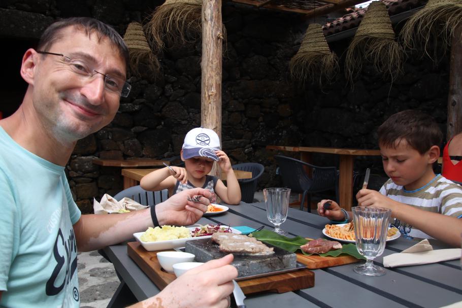 Wir brutzeln in der Sonne und mein Steak auf dem heißen Stein