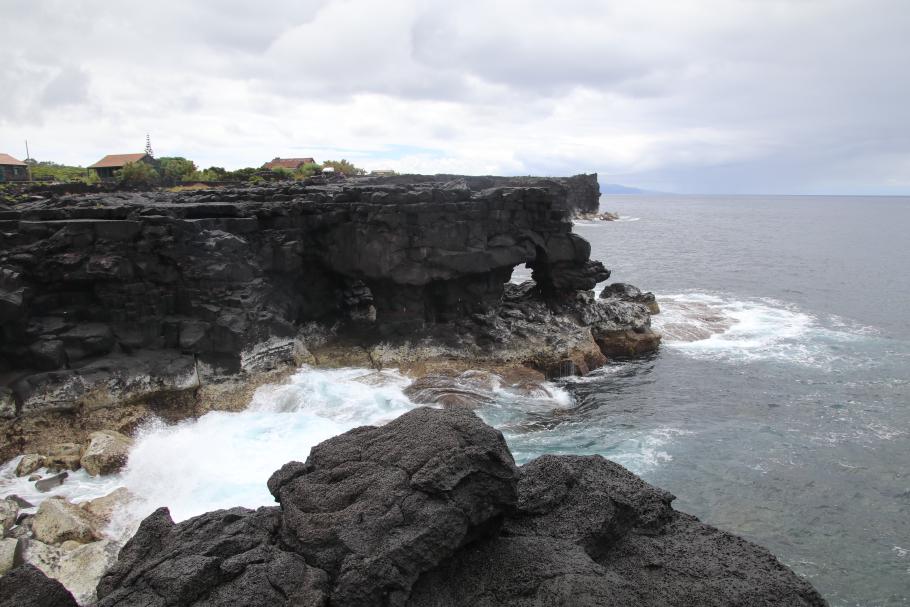 Wind und Wellen nagen Löcher in den Basalt