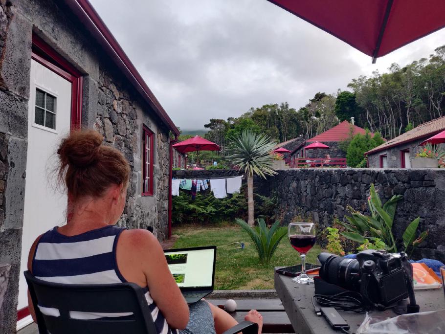 Anke wundert sich, warum sie beim Korrekturlesen des Blogs ein Bild von sich sieht, wie sie das Blog korrekturliest.