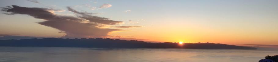 Bis vor wenigen Augenblicken versteckte sich die Sonne noch hinter den Bergen von São Jorge