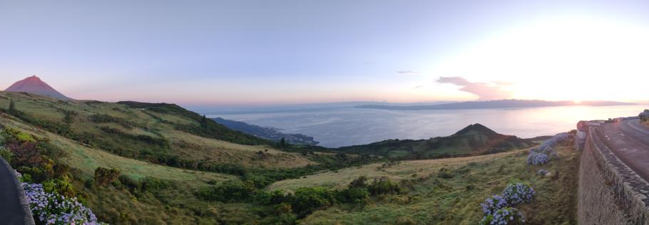 Morgentliche Sonnenstrahlen erreichen die Hochebene
