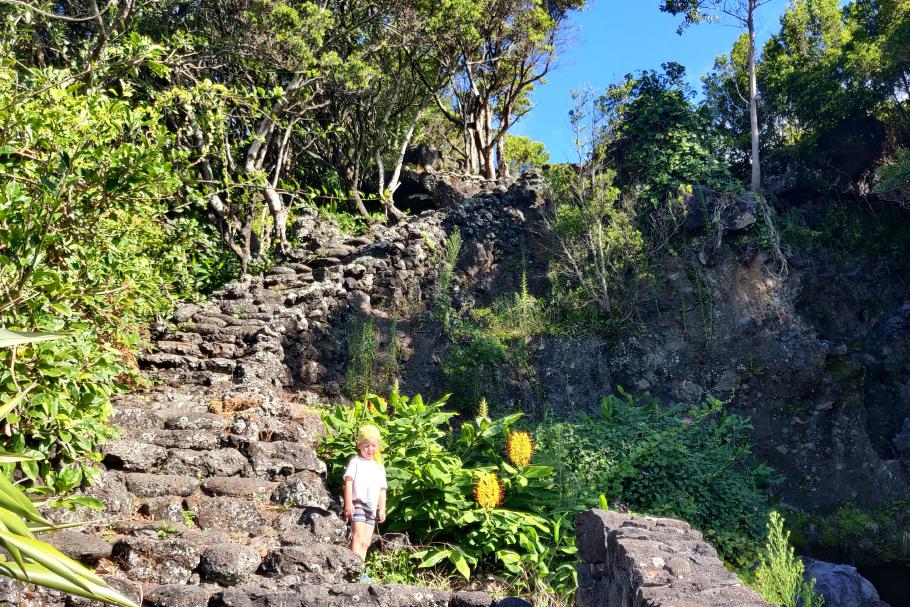 Bevor wir ins Wasser hüpfen, erkunden wir noch eine geheimnisvolle Treppe