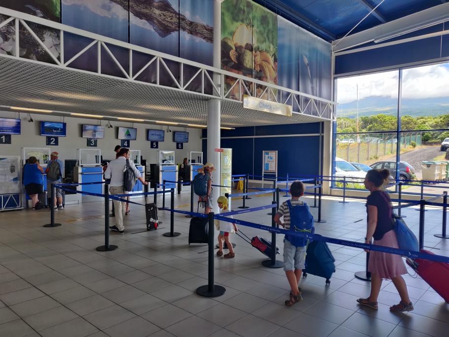 Mit unser Ankunft verdoppelt sich die Menge der Reisenden am Check-In