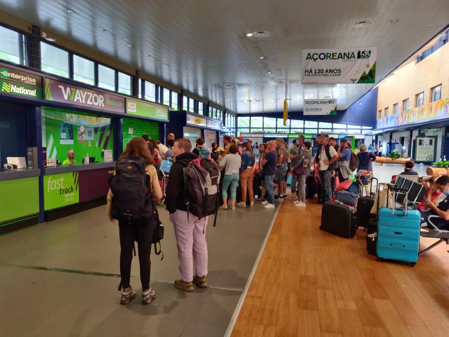 Wärend bei Ihla Verde noch eine lange Schlange steht, sind alle anderen Urlauber schon unterwegs.