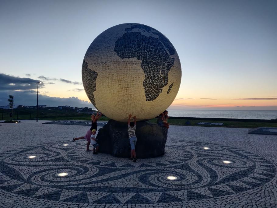 Unsere Kraft reicht beinahe noch aus, um die Welt aus den Angeln zu heben.