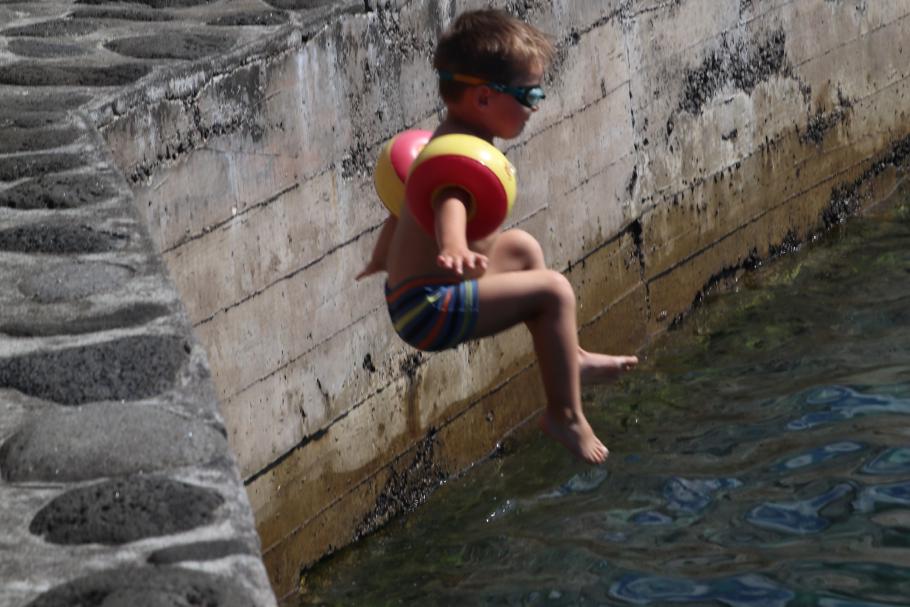 Als keiner mehr damit rechnet, traut sich Mattis von der Mauer zu hüpfen