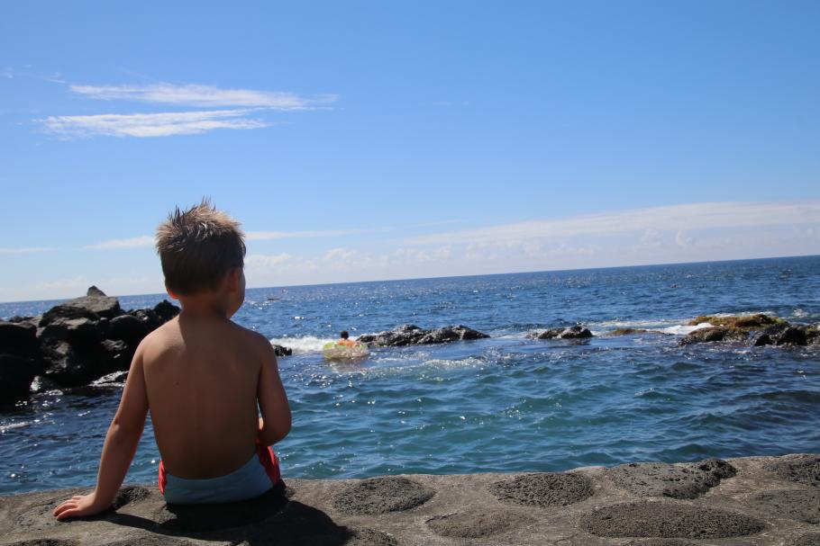 Mattis schaut dem Treiben zu und überlegt, wie er mitmachen kann