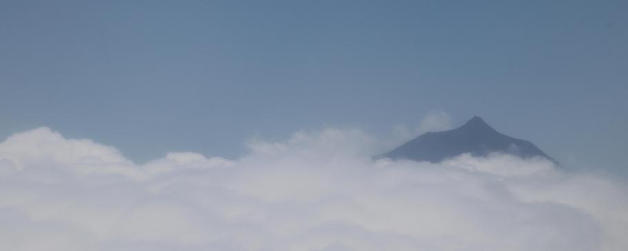 Zum Abschied sehen wir den Pico nochmal kurz über den Wolken.