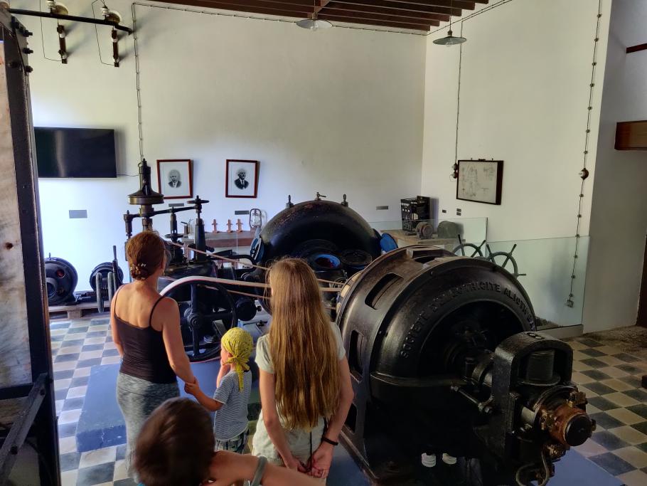 Was um 1910 die halbe Insel mit Strom versorgt hat, reicht heute, um ein E-Auto zügig aufzuladen.