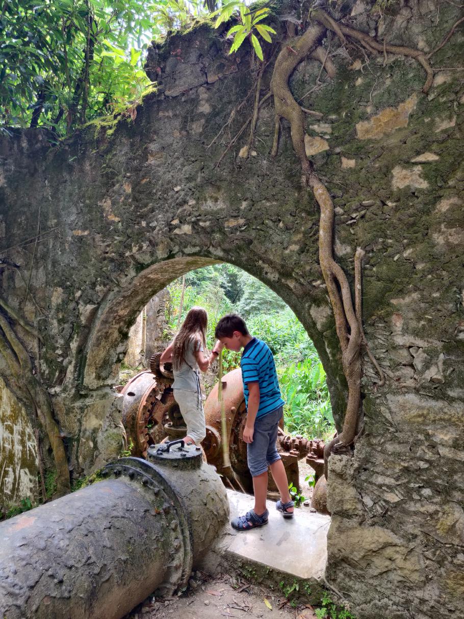 Die Kinder sind von der alten Anlage fasziniert.