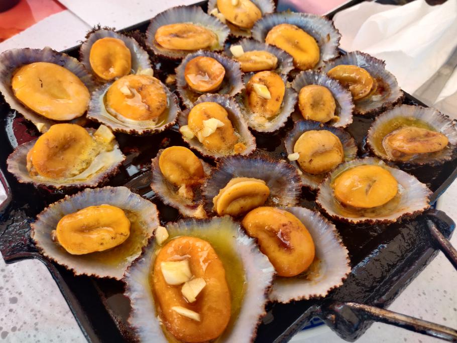 &ldquo;Lapas&rdquo; - Napfschneken, serviert im eigenen Häusle