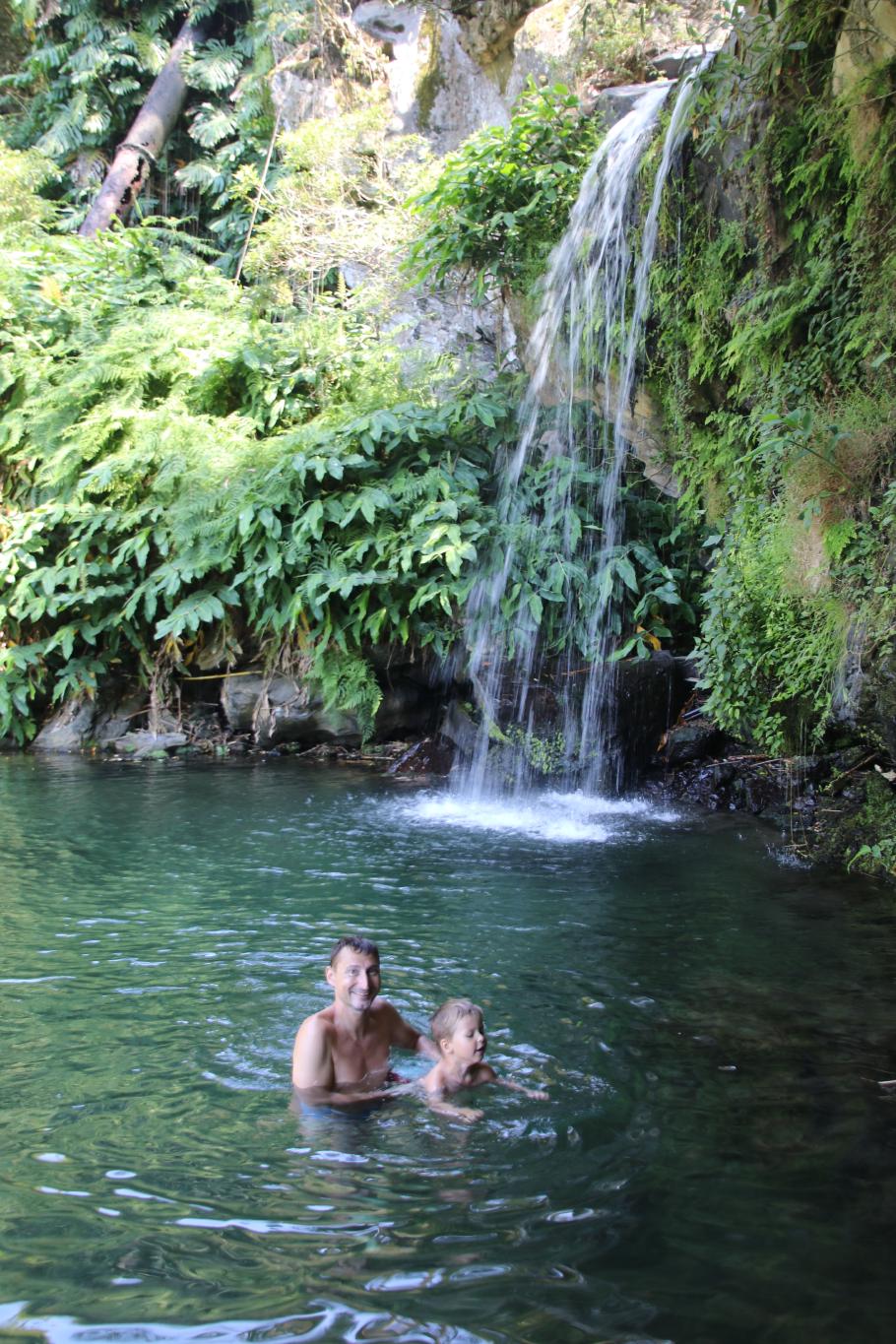 Die Schwimmflügel sind im Auto, also muss Papa herhalten