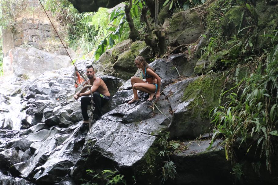 Annabell erklimmt einen Felsen, von dem einige Einheimische ins Wasser springen