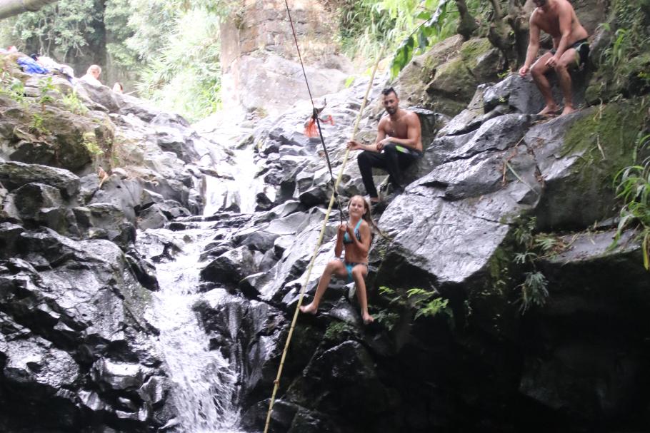Kurzentschlossen wagt sie den Sprung ins kühle Nass