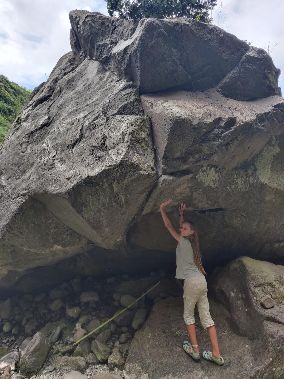 Annabell hält kurz den Stein hier