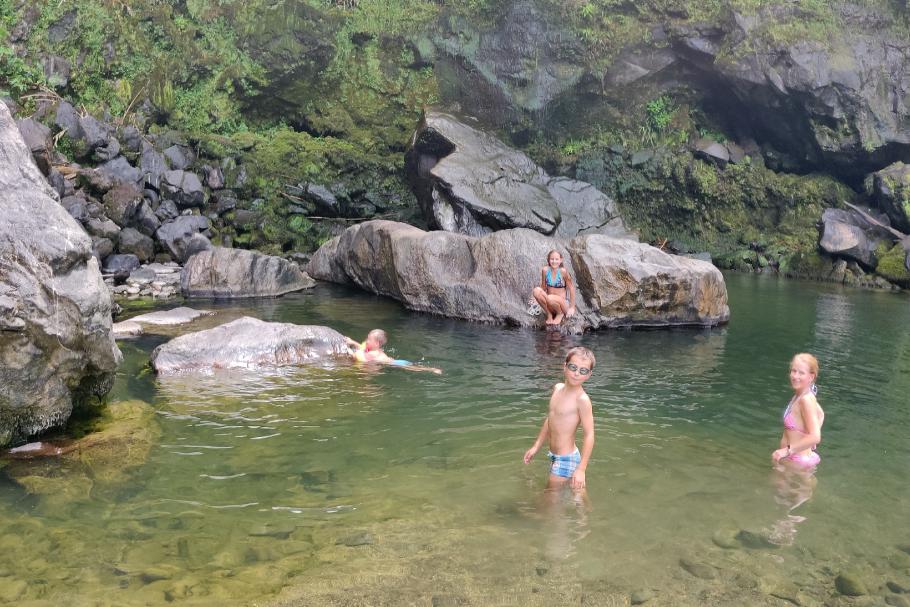 Wir baden direkt am Wasserfall