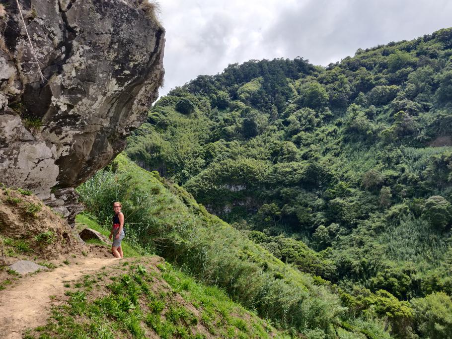 Entlang der Schluchtwände windet sich ein Pfad nach oben