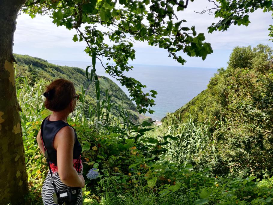 Anke betrachtet die erste Teilstrecke der Wanderung