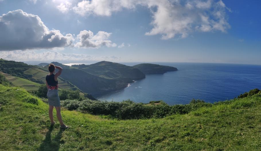 Von hier aus haben wir einen grandiosen Überblick über die Küstenlandschaft