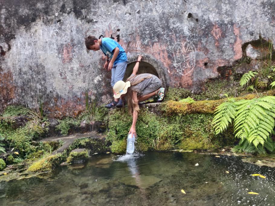 Natürliches Mineralwasser, mit Kohlensäure versetzt