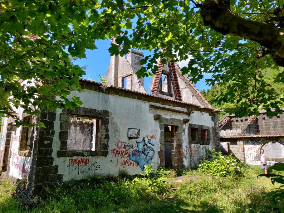 Auf dem Weg aus dem Tal stoppen wir kurz an einem romantisch aussehenden verfallenen Haus