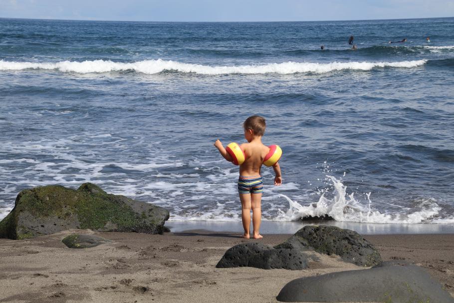 Mattis begegnet den Wellen noch etwas skeptisch