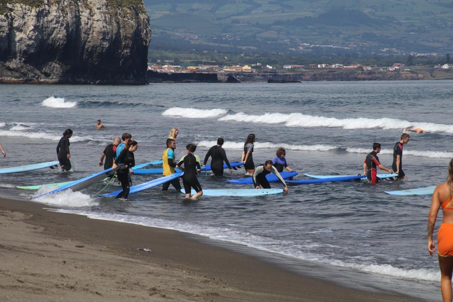 Ein Surfkurs erlernt in 1,5 Stunden die Grundlagen dieser Sportart