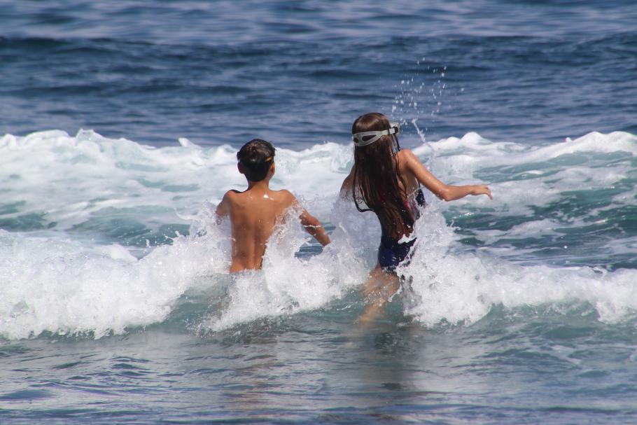 Annabel und Felix tollen den ganzen Vormittag im Meer herum