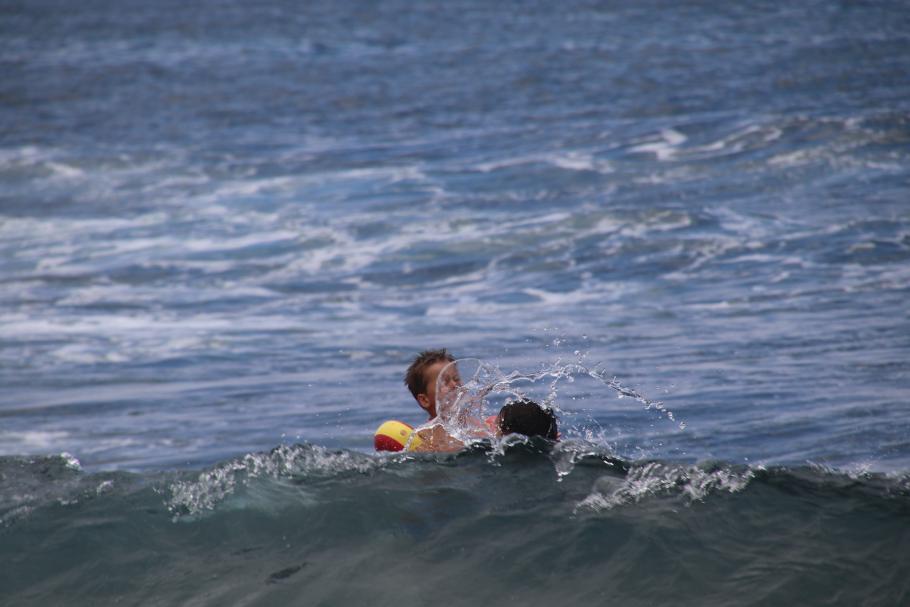 Die größeren Wellen schwappen über mich, aber ich kann Mattis noch drüberheben