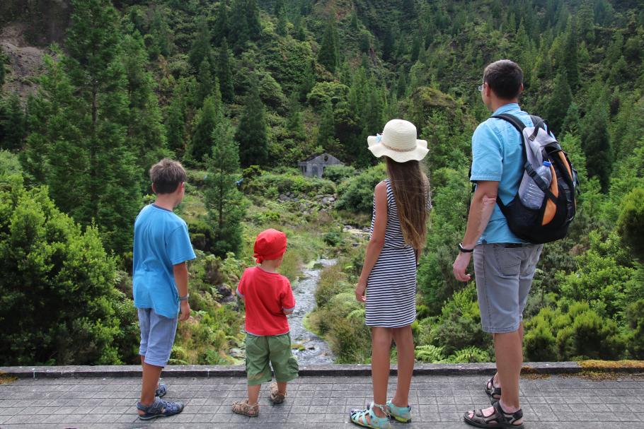Eine kleine Steinbrücke führt über diesen Fluss