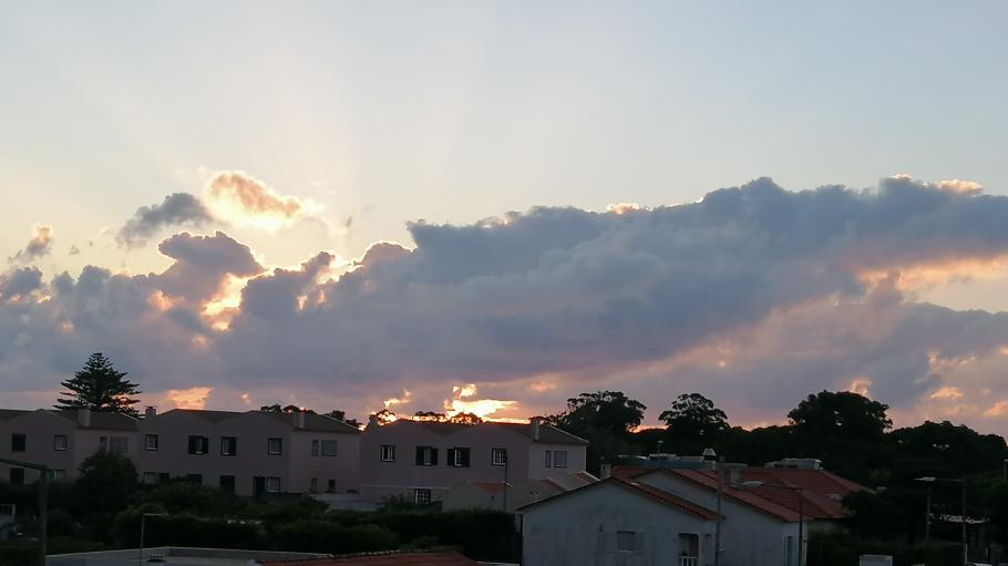 Kaum Wolken zum Sonnenaufgang
