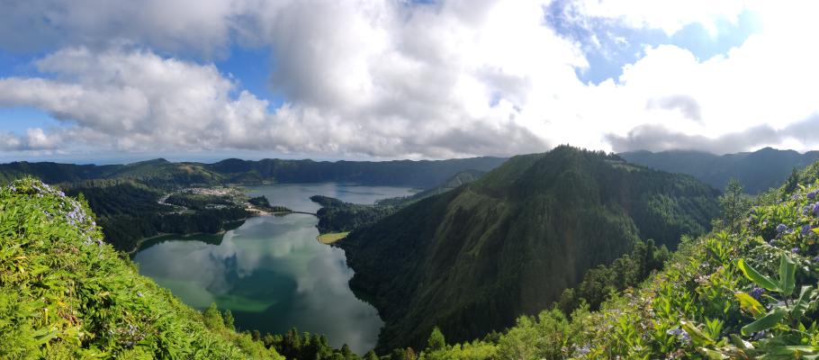 Oben angekommen bietet sich uns gleich der beste Blick auf die beiden größten Seen der Caldera