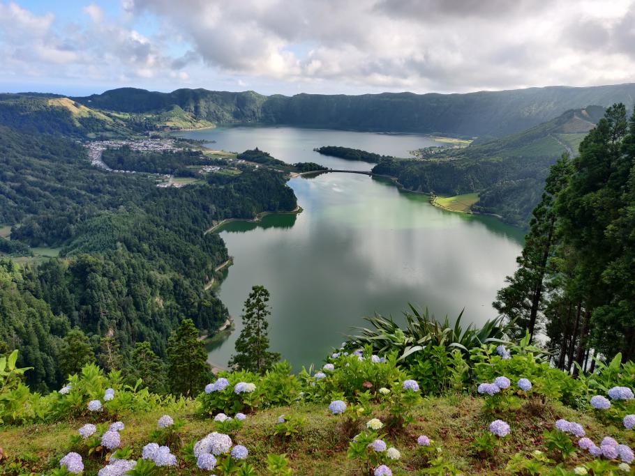 Ja nach Wolkenlücken kann man die Farbe der beiden Seen erahnen