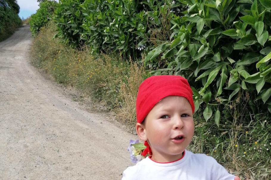 Mattis trägt stolz seinen selbstgejagten Kopfschmuck