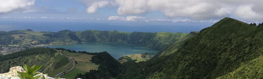 Die Ebene liegt etwa 500 Meter unter uns