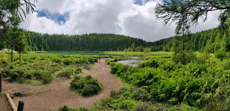 Der Lagoa Canario schmiegt sich unauffällig in die Landschaft