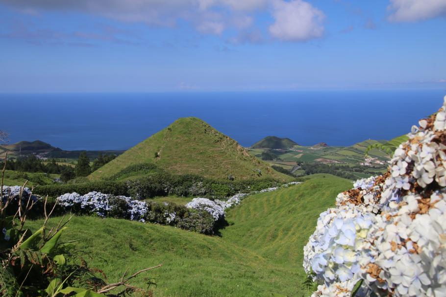 Außerhalb der Caldera sehen wir viele kleinere Vulkankegel