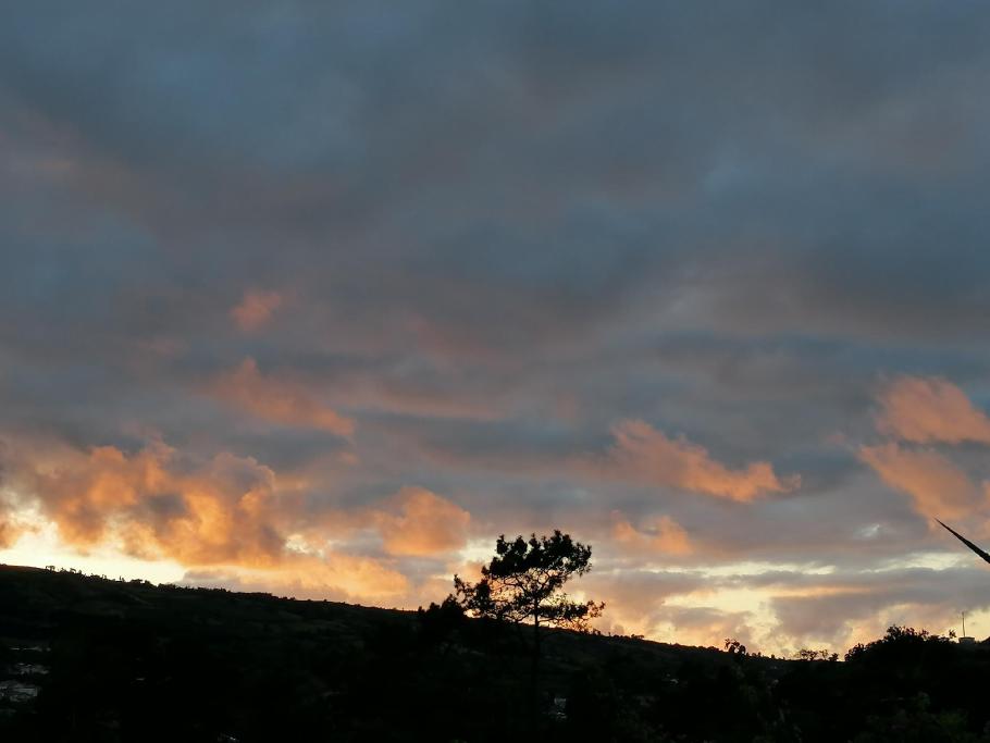 Die Sonne geht über den Ausläufern der Caldera unter. Der Tag endet, wie er begonnen hat.