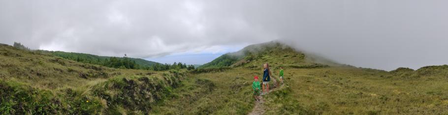 Unten im Tal lunzt die Sonne zwischen den Wolken hervor