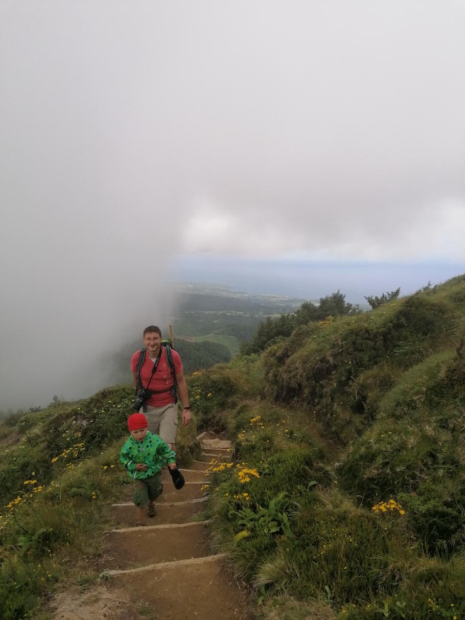 Ob wir es zum Gipfel schaffen, bevor die Wolken ganz aufreißen?