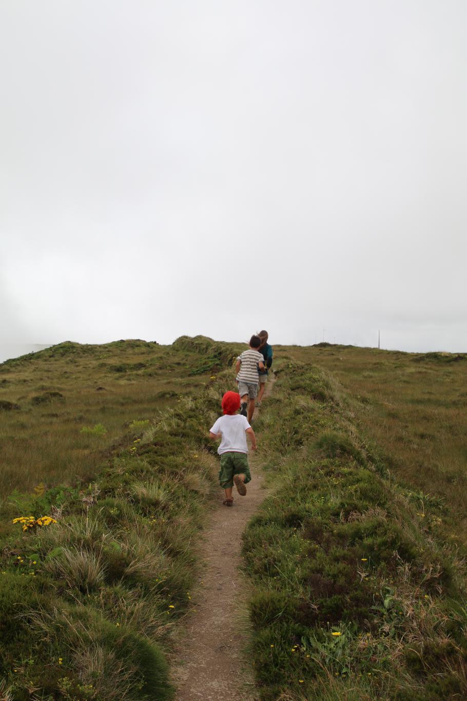 Auf dem Pfad zurück durch das Moor geben die Kinder nochmal richtig Gas