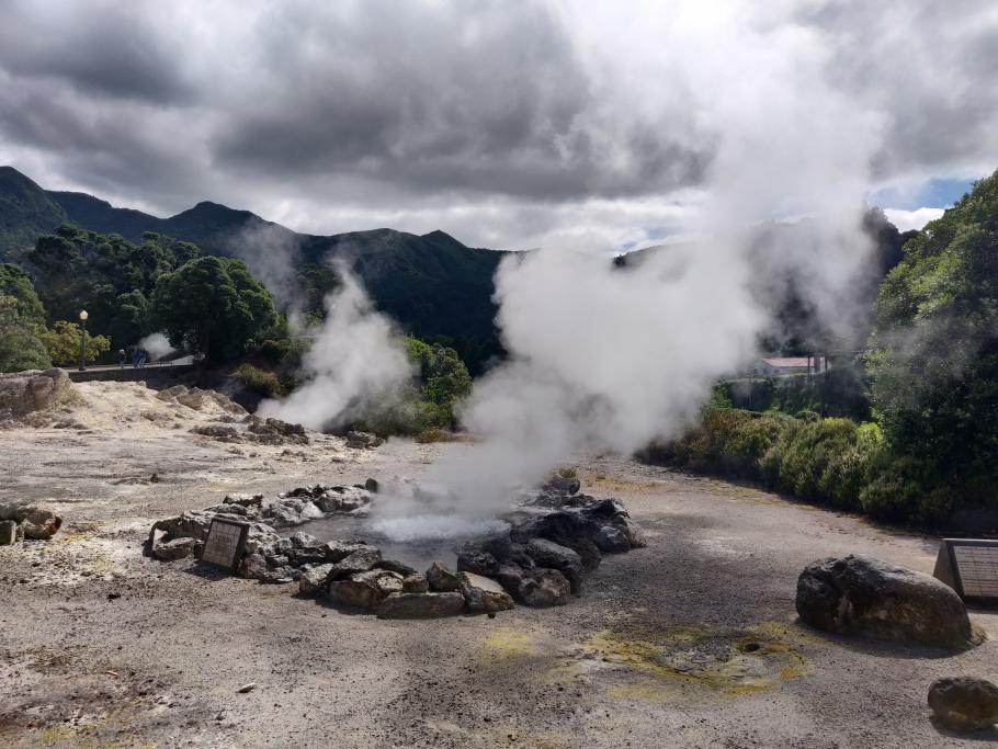 Zischend kommt hier kochendes Wasser aus der Erde