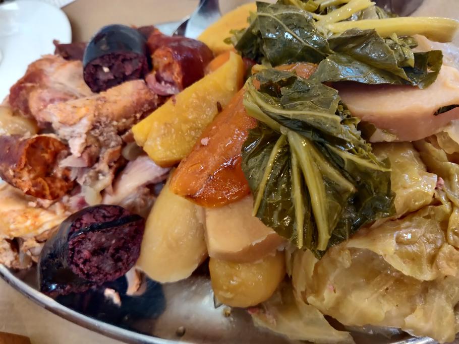 Cozido mit Rind-, Schweine- und Hühnerfleisch, Würstchen, verschiedenen Kartoffelsorten und Kohl