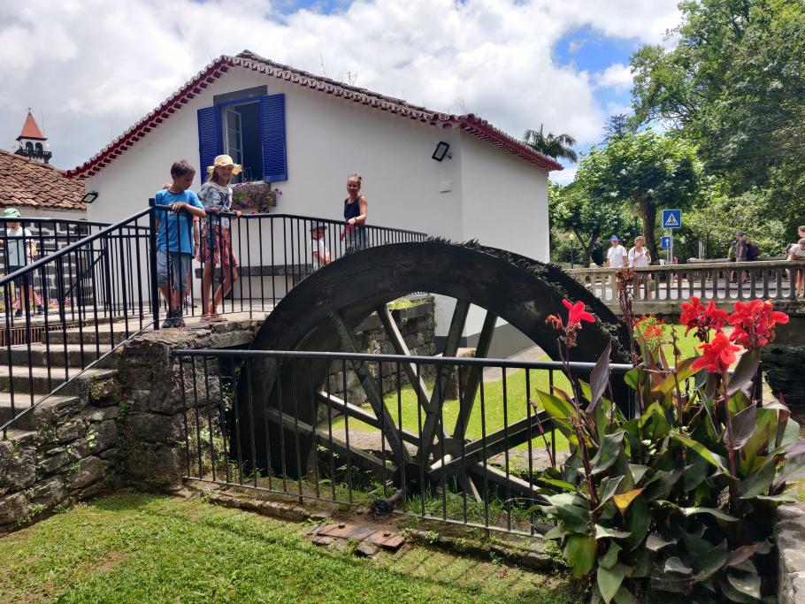 Das alte Wasserrad gehörte vieleicht zu einer Mühle