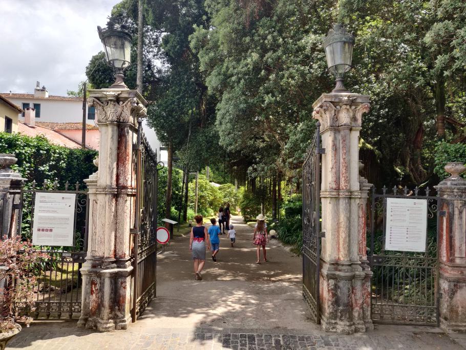 Schon der Eingang zum Park sieht herrschaftlich aus