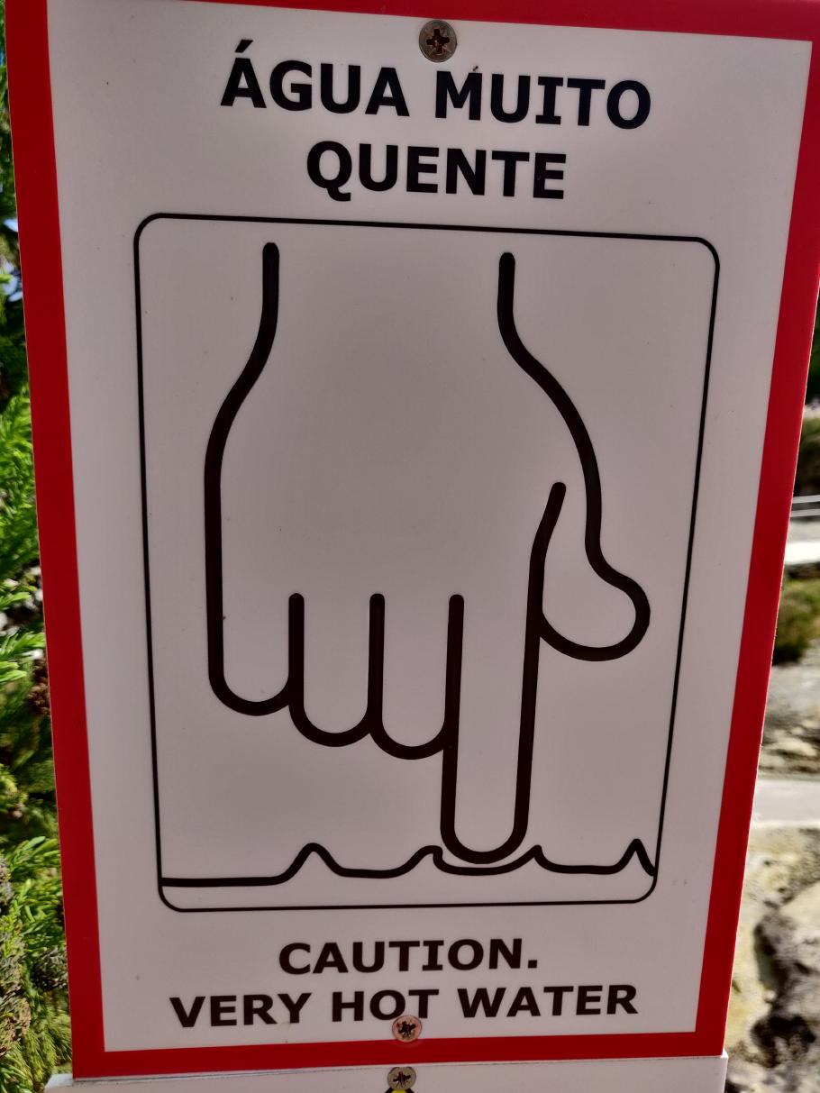 Ein Schild weist auf mögliche Unannehmlichkeiten hin